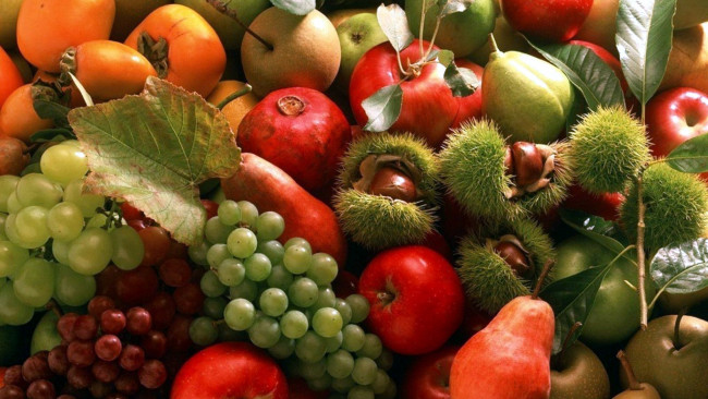 Обои картинки фото еда, фрукты,  ягоды, яблоки, каштаны, гранат, хурма, виноград, груши
