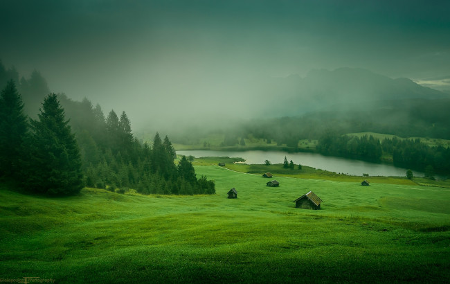 Обои картинки фото природа, пейзажи, meadow, houses, mountains, mist, landscape, trees, grass, river, nature, forest