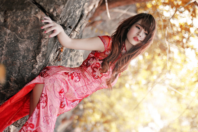 Обои картинки фото девушки, -unsort , азиатки, девушка, модель, азиатка, платье, красный, дерево, поза