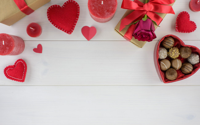 Обои картинки фото праздничные, день святого валентина,  сердечки,  любовь, свечи, роза, подарки, сердечки, конфеты, ассорти