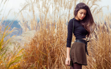 Картинка девушки -+брюнетки +шатенки девушка осень причёска юбка трава сухая модель брюнетка красотка поза взгляд макияж