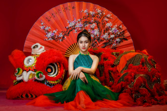 Картинка девушки -+азиатки азиатка поза большой веер