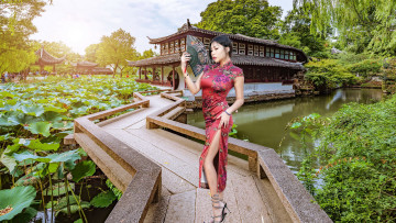 Картинка девушки -+азиатки азиатка парк веер узкое платье