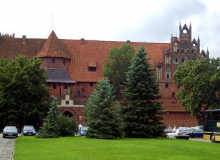 Картинка замок мариенбург польша города дворцы замки крепости ели лужайка