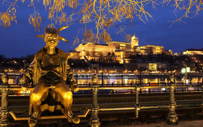Обои картинки фото budapest, hungary, города, будапешт, венгрия, скульптура, набережная