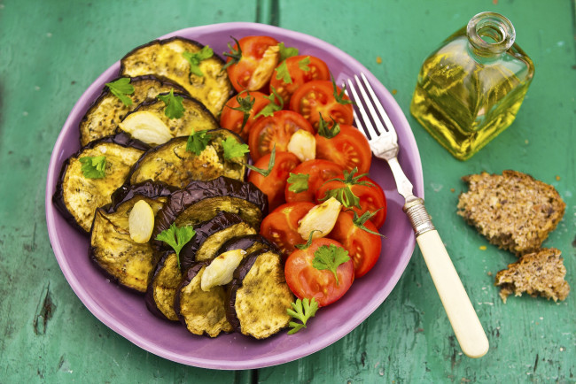 Обои картинки фото еда, овощи, баклажаны, помидоры, масло, томаты