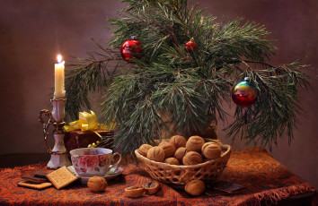 обоя праздничные, угощения, сосна, печенье, орешки, чашка, игрушки, свеча