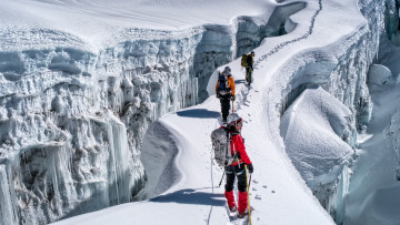 Картинка спорт экстрим лед снег альпинисты скалы тени трасса солнце горы зима