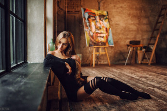 Картинка девушки валентина+гришко сидит на полу черная одежда окно смотрит в сторону евгений фрейер валентина гришко чулки водяные знаки живопись