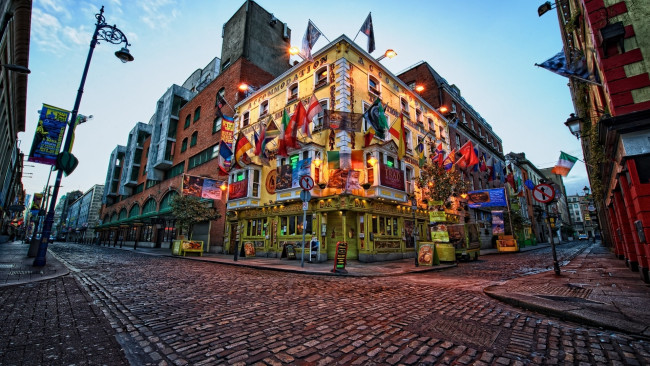 Обои картинки фото города, дублин , ирландия, улица, здания, бар, флаги