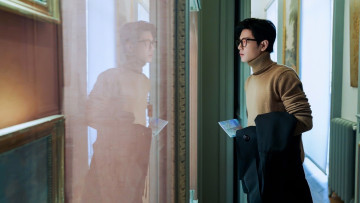 Картинка мужчины xiao+zhan актер очки карта отражение свитер пальто