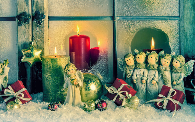 Обои картинки фото праздничные, фигурки, ангелы, шарики, свечи, окно