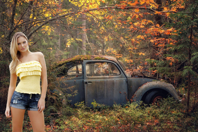 Обои картинки фото девушки, elisandra tomacheski, лес, автомобиль, шорты, топ