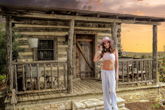 Обои картинки фото девушки, katya clover , катя скаредина, деревянный, дом, шляпа, топ, улыбка
