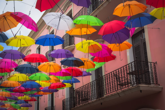 Обои картинки фото разное, сумки,  кошельки,  зонты, балкон, зонтики, разноцветные