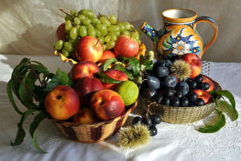Картинка еда натюрморт кувшин персики виноград лайм сливы каштаны