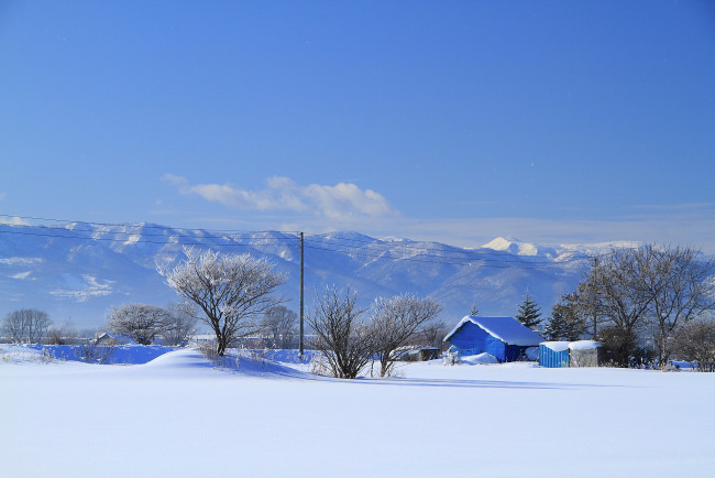 Обои картинки фото природа, зима, деревья, дом, горы, облака