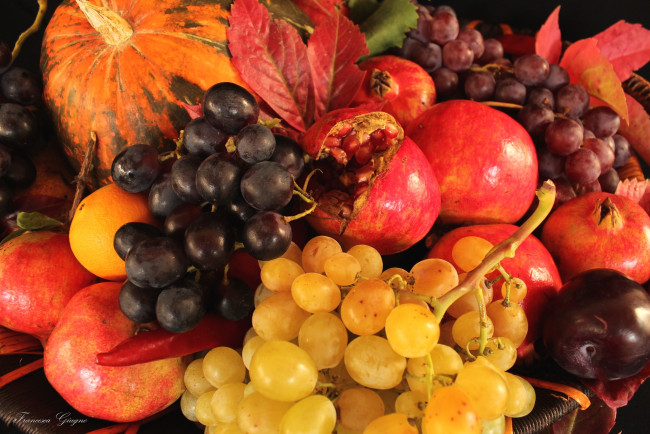 Обои картинки фото еда, фрукты и овощи вместе, виноград, слива, гранат, тыква