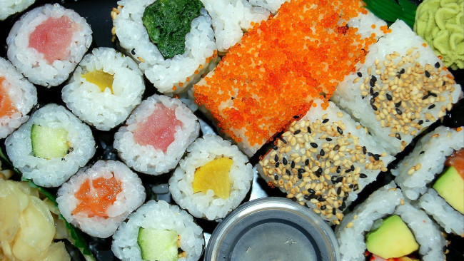 Обои картинки фото еда, рыба,  морепродукты,  суши,  роллы, японская, ассорти, роллы, суши, кухня