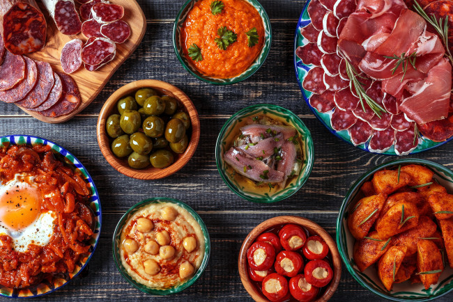 Обои картинки фото еда, разное, колбаса, глазунья, оливки, соус, селедка
