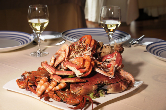 Обои картинки фото еда, рыбные блюда,  с морепродуктами, вино, креветки, крабы