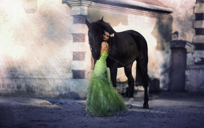 Обои картинки фото девушки, - брюнетки,  шатенки, брюнетка, нарядное, платье, лошадь