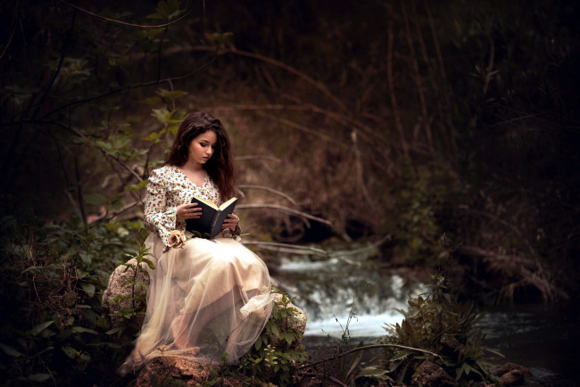 Обои картинки фото девушки, - брюнетки,  шатенки, лес, брюнетка, юбка, блуза, книга