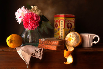 обоя еда, натюрморт, цветы, лимон, хлеб, нож, апельсин, чашка, коробка