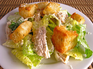Картинка еда салаты +закуски салат мясо гренки соус зелень