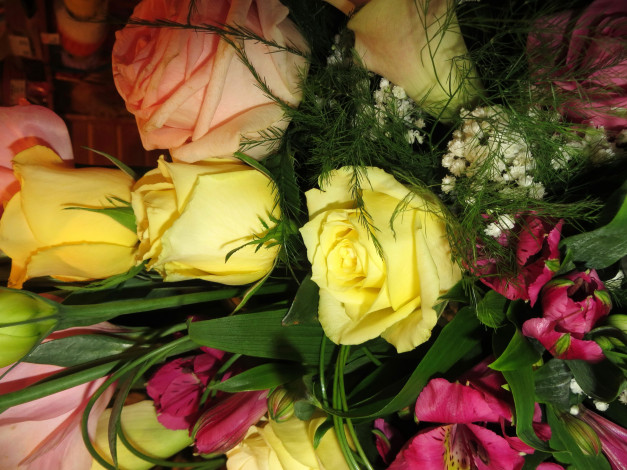Обои картинки фото цветы, букеты,  композиции, хризантемы, букет, эустома, розы
