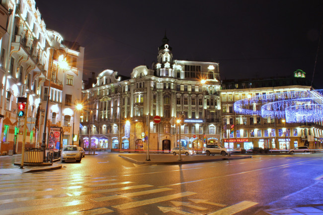 Обои картинки фото города, санкт-петербург,  петергоф , россия, дома, площадь, улица, дорога, огни, ночь