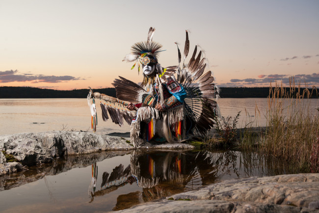 Обои картинки фото aboriginal dancer danny boy stephens, мужчины, - unsort, перья, танцор, danny, boy, stephens, озеро, абориген