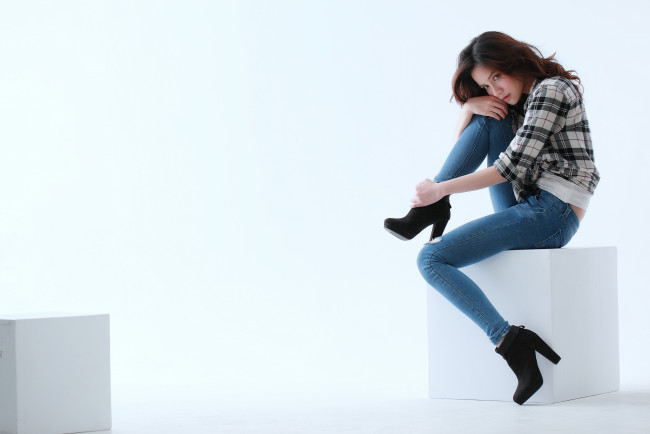 Обои картинки фото девушки, -unsort , азиатки, куб, джинсы, азиатка