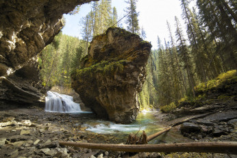 Картинка природа водопады скала водопад река лес