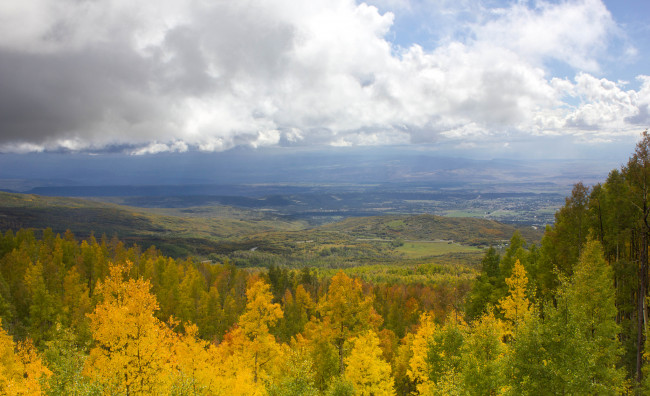 Обои картинки фото природа, пейзажи, долина, горы, облака, небо, осень, деревья, лес