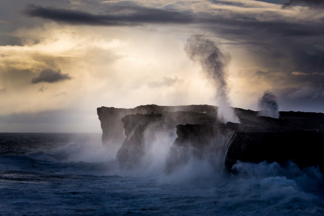 Обои картинки фото природа, горы, брызги, шторм, рассвет, море, побережье, скалы