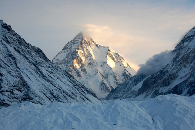 Обои картинки фото pakistan k2, природа, горы, снег, вершина, скалы, pakistan, k2, облака