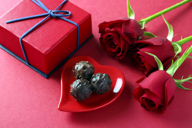 Обои картинки фото еда, конфеты,  шоколад,  сладости, розы, шоколадные, подарок