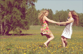обоя подружки, девушки, -unsort , группа девушек, поляна, деревья, танец, лето