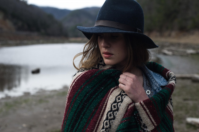 Обои картинки фото девушки, -unsort , брюнетки, темноволосые, горы, озеро, пончо, шляпа