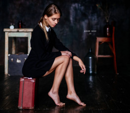Картинка девушки -unsort+ брюнетки темноволосые прямые волосы александр савичев длинные стул чемодан босиком черная одежда платье