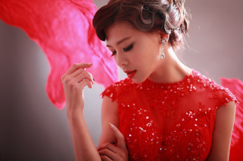 Картинка девушки -+азиатки шелковое красное платье азиатка поза