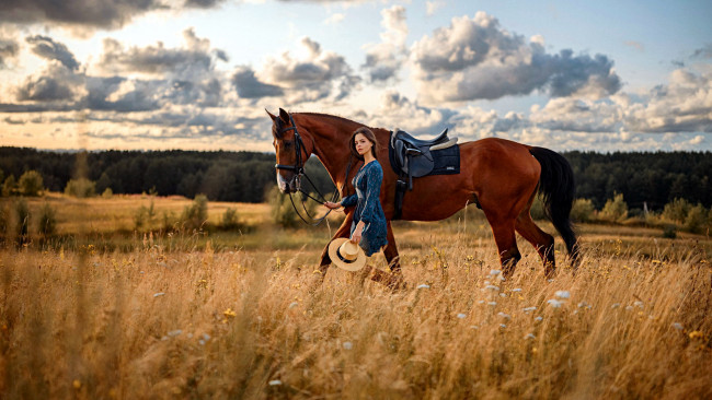 Обои картинки фото девушки, - брюнетки,  шатенки, луг, трава, лето, облака, брюнетка, лошадь, шляпа