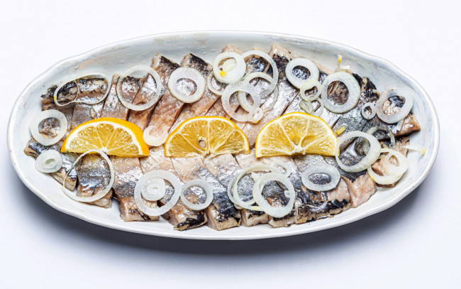 Обои картинки фото еда, рыбные блюда,  с морепродуктами, лук, лимон, селедка