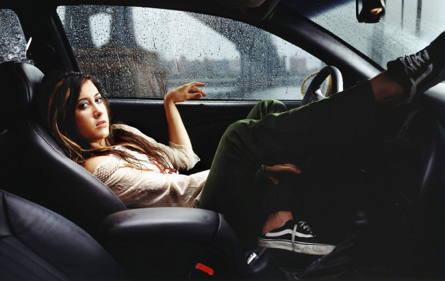 Обои картинки фото vanessa carlton, девушки, - брюнетки,  шатенки, шатенка, блузка, брюки, кеды, машина, дождь