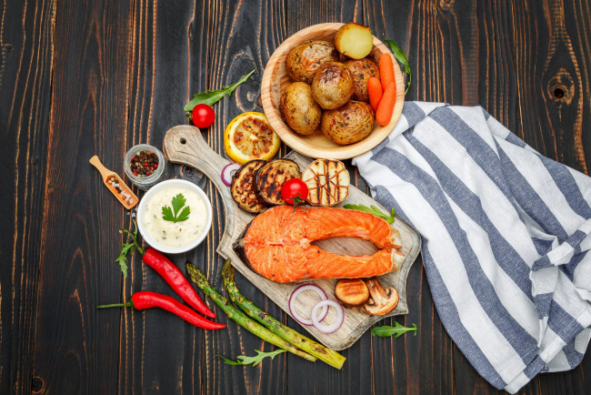 Обои картинки фото еда, рыбные блюда,  с морепродуктами, спаржа, форель, картофель, перец
