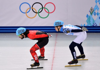 Картинка спорт конькобежный+спорт олимпиада кольца коньки клапы конькобежцы шорт-трек сочи борт лед скорость спортсмены символика