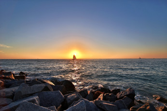 Картинка природа восходы закаты парус солнце горизонт камни океан