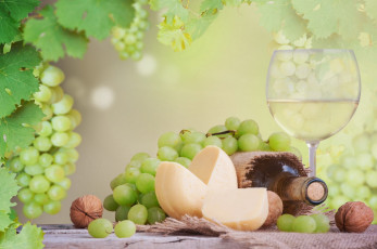 Картинка еда напитки +вино бокал грецкие орехи сыр виноград белое вино бутылка листья стол салфетка
