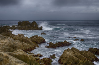 Картинка природа побережье брызги прибой камни океан горизонт тучи